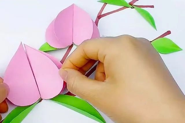 春天手工：剪纸粘贴画制作挂在枝头的桃子(步骤图解)