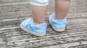 宝宝走路内八字或外八字，需要担心吗？