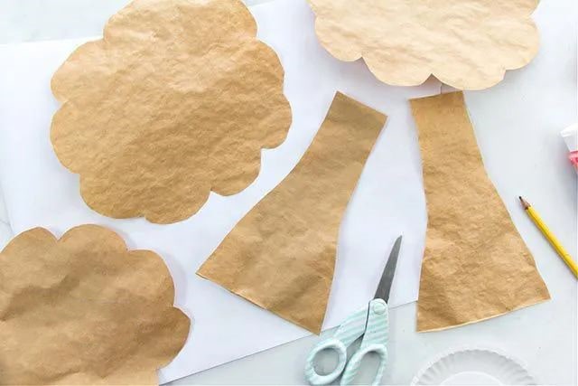 幼儿园纸袋废物利用手工制作春天大树(步骤图解)