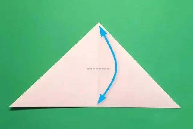 幼儿简单手工：剪纸平面桃花(步骤图解)