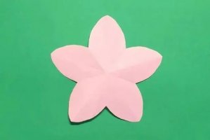 幼儿简单手工：剪纸平面桃花(步骤图解)