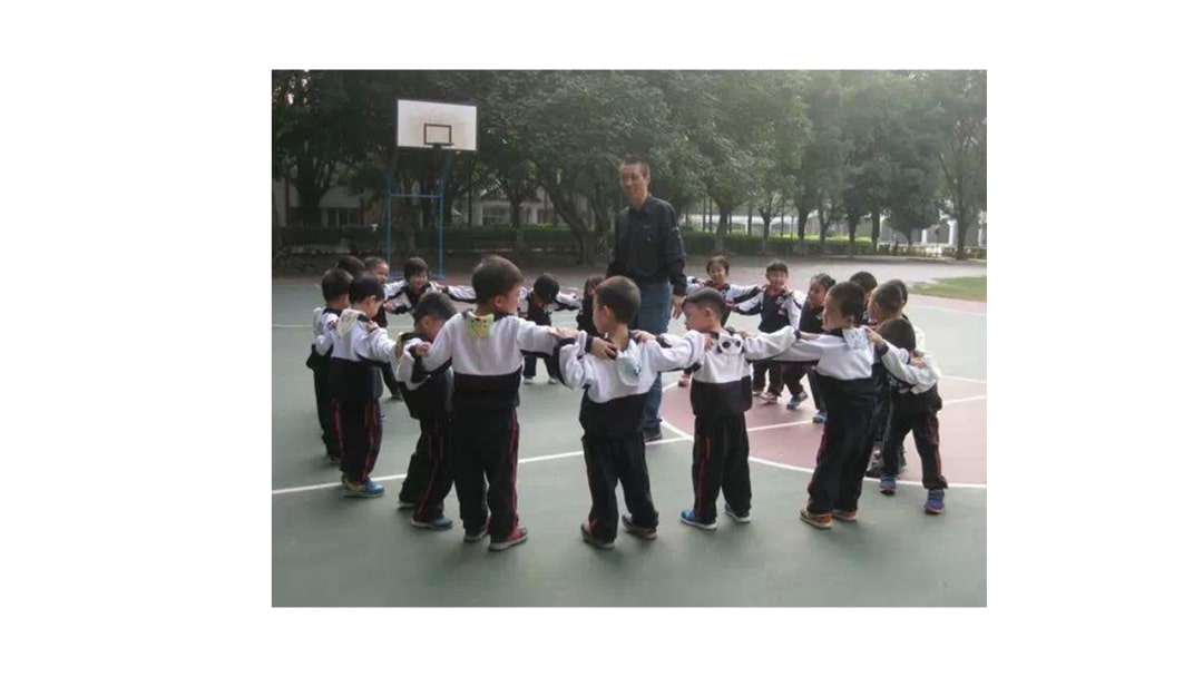 幼儿园中班游戏教案：喊数抱团（含PPT课件图片）