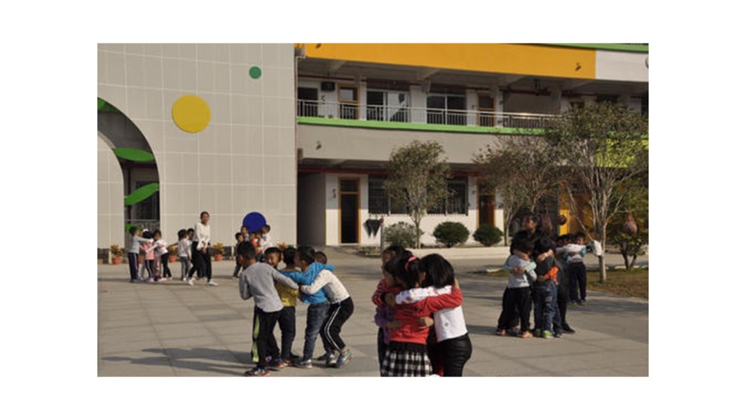 幼儿园中班游戏教案：喊数抱团（含PPT课件图片）