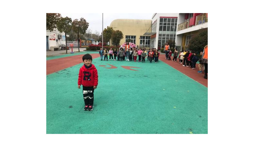 幼儿园中班游戏教案：喊数抱团（含PPT课件图片）