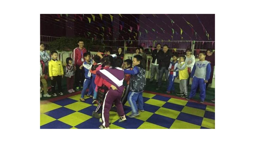 幼儿园中班游戏教案：喊数抱团（含PPT课件图片）