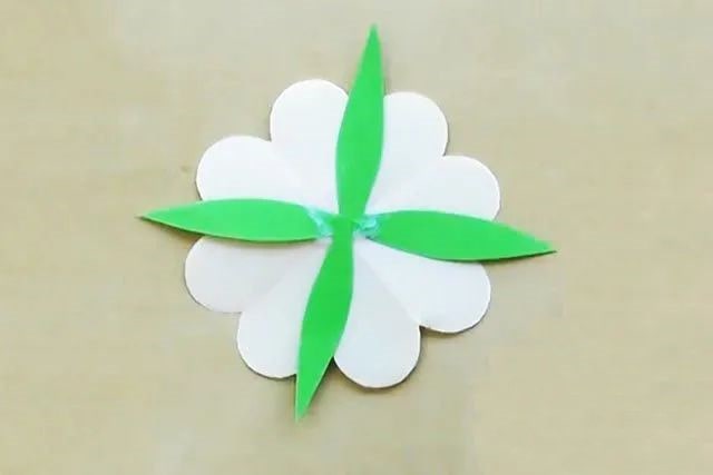 幼儿简单手工制作：纸贴画美丽的春天(步骤图解)