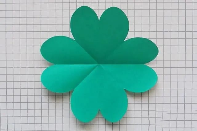 幼儿园春天主题墙面装饰：七星瓢虫剪贴画(步骤图解)