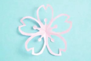 春天手工纸花朵：剪纸镂空的樱花(步骤图解)