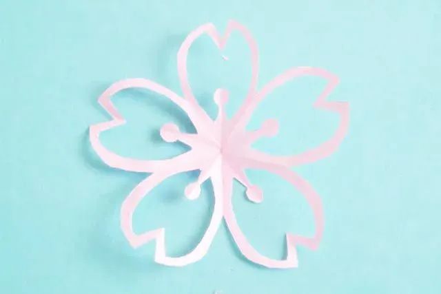春天手工纸花朵：剪纸镂空的樱花(步骤图解)
