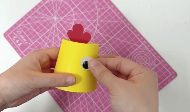 一次性纸杯手工制作小鸡卡门