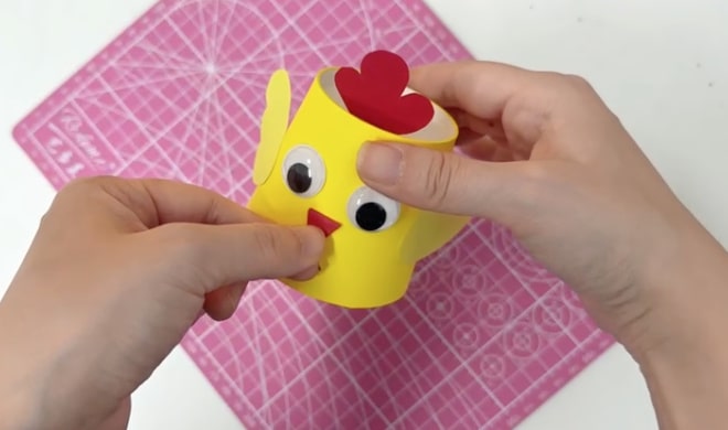 一次性纸杯手工制作小鸡卡门