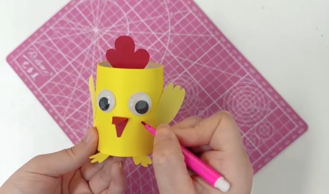 一次性纸杯手工制作小鸡卡门