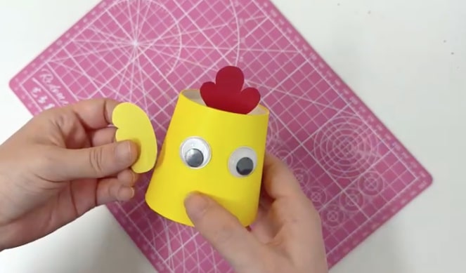 一次性纸杯手工制作小鸡卡门