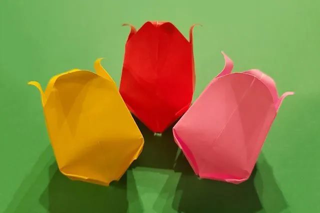 纸花的折法：立体郁金香的折法(步骤图解)