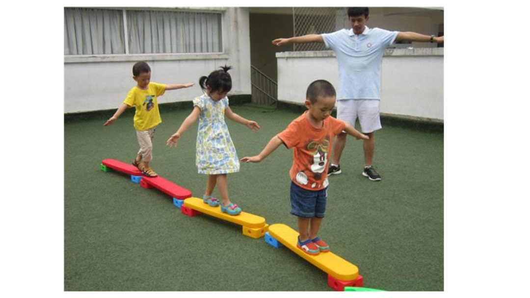 幼儿园大班体育教案：安全过桥