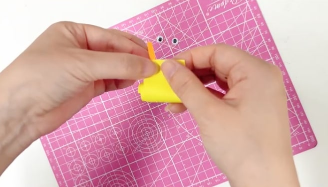 卡纸手工制作一只叶片上的小蜗牛