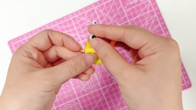 卡纸手工制作一只叶片上的小蜗牛