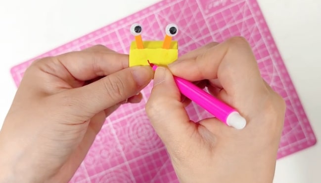 卡纸手工制作一只叶片上的小蜗牛