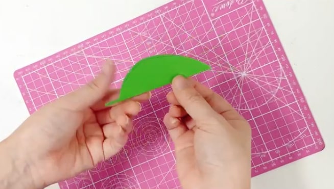 卡纸手工制作一只叶片上的小蜗牛