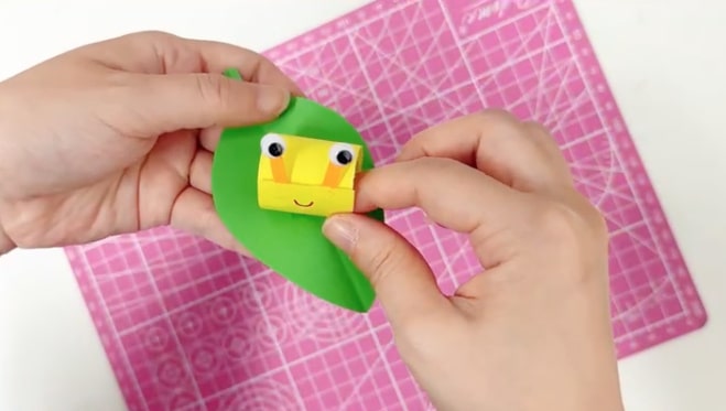 卡纸手工制作一只叶片上的小蜗牛