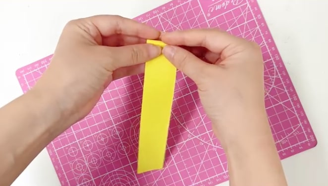 卡纸手工制作一只叶片上的小蜗牛