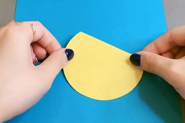 幼儿园手工制作小动物：拼贴画展翅飞翔的小鸟(步骤图解)