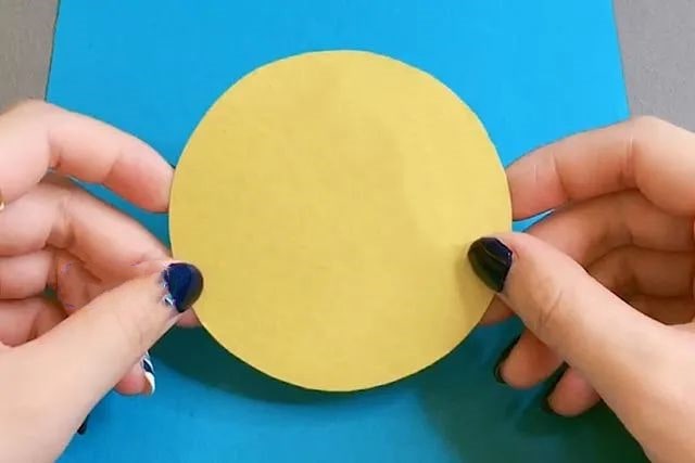 幼儿园手工制作小动物：拼贴画展翅飞翔的小鸟(步骤图解)