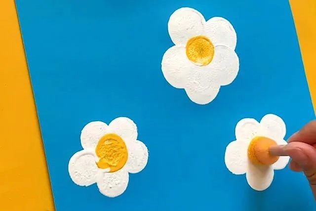 幼儿园美术：用海绵印画春天的花朵(步骤图解)