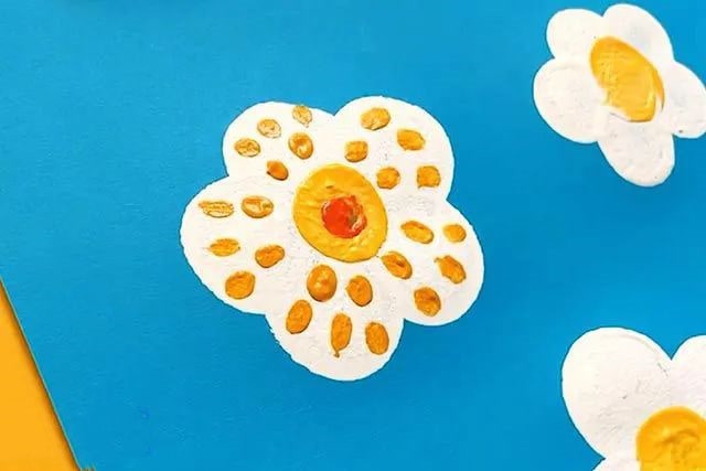 幼儿园美术：用海绵印画春天的花朵(步骤图解)