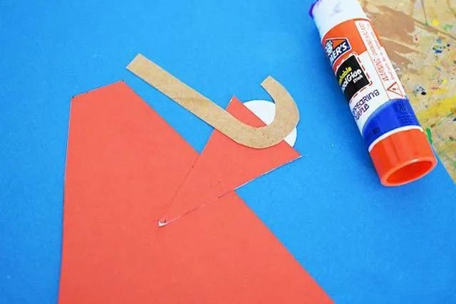 幼儿创意下雨天手工：拼贴画撑着伞的小女孩