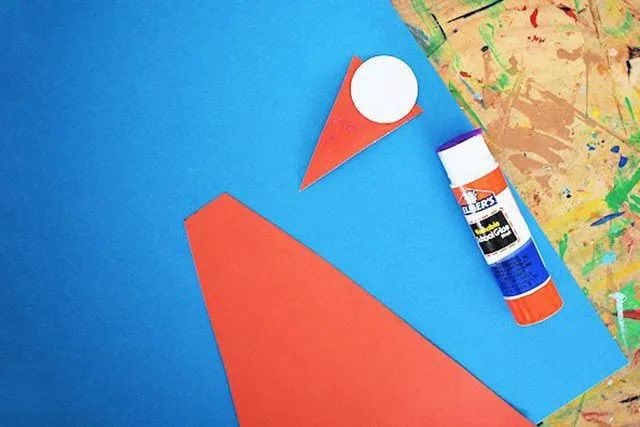 幼儿创意下雨天手工：拼贴画撑着伞的小女孩