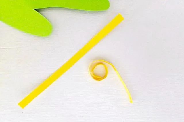 幼儿彩色卡纸手工：手印制作蝴蝶(步骤图解)