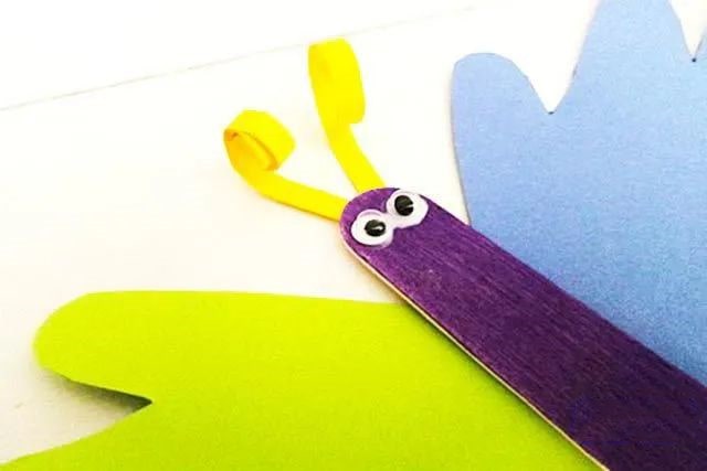 幼儿彩色卡纸手工：手印制作蝴蝶(步骤图解)