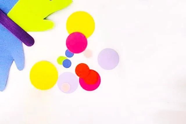 幼儿彩色卡纸手工：手印制作蝴蝶(步骤图解)