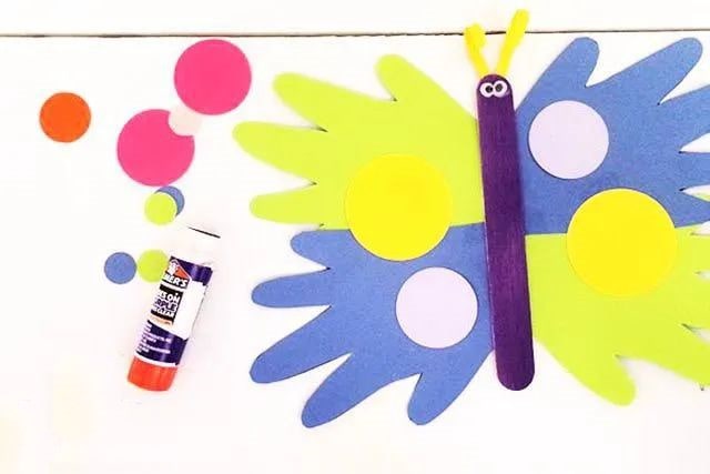 幼儿彩色卡纸手工：手印制作蝴蝶(步骤图解)