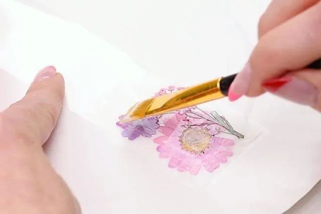 怎么用干花瓣制作书签方法