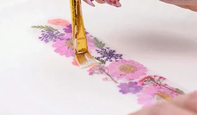 怎么用干花瓣制作书签方法