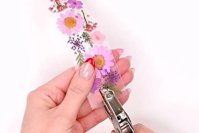 怎么用干花瓣制作书签方法
