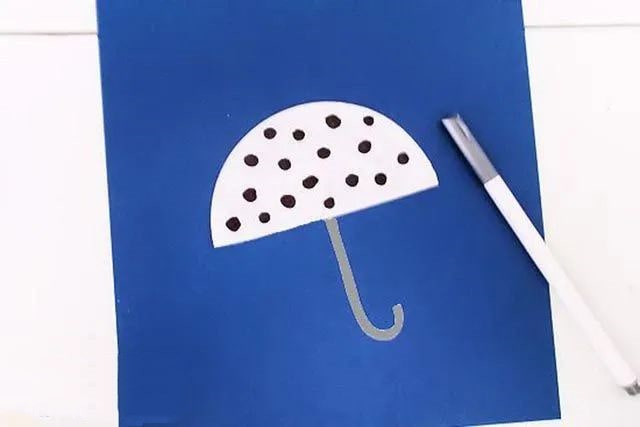 蛋糕纸托废物利用手工制作一把雨伞(步骤图解)