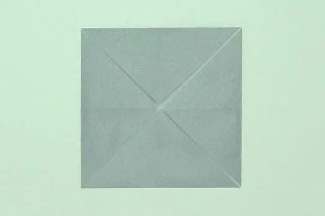 幼儿折纸手工简单：折纸坐着的小狗(步骤图解)