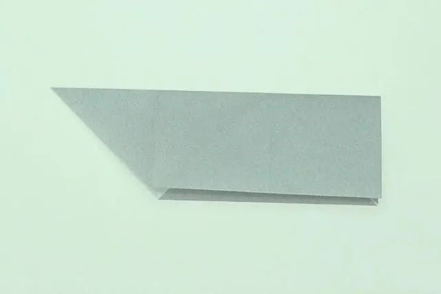 幼儿折纸手工简单：折纸坐着的小狗(步骤图解)