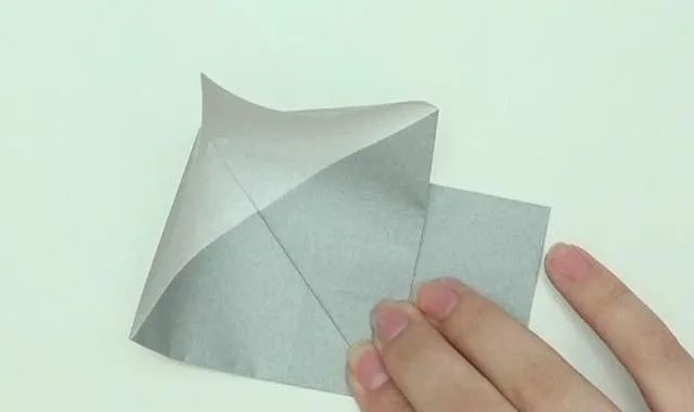 幼儿折纸手工简单：折纸坐着的小狗(步骤图解)