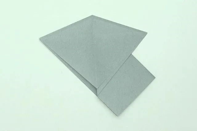 幼儿折纸手工简单：折纸坐着的小狗(步骤图解)