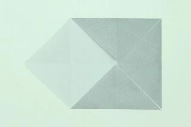 幼儿折纸手工简单：折纸坐着的小狗(步骤图解)