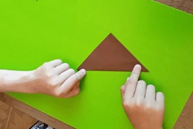 折纸拼贴画在森林里散步的小熊一家