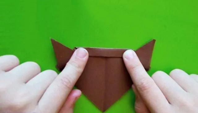 折纸拼贴画在森林里散步的小熊一家