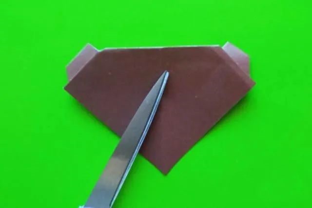 折纸拼贴画在森林里散步的小熊一家