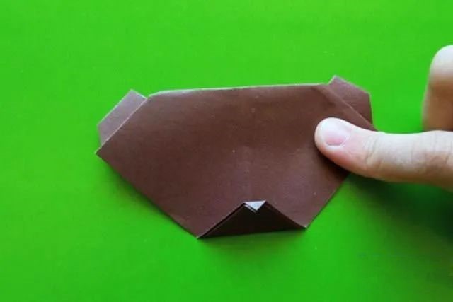 折纸拼贴画在森林里散步的小熊一家