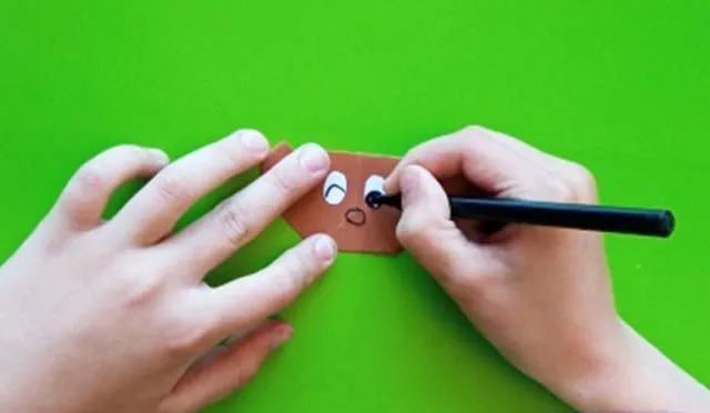 折纸拼贴画在森林里散步的小熊一家