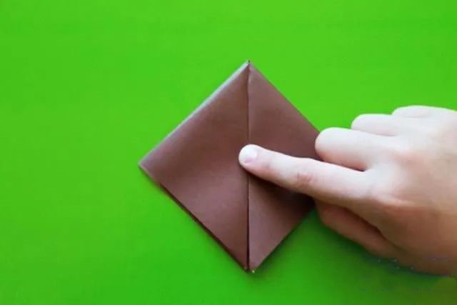 折纸拼贴画在森林里散步的小熊一家